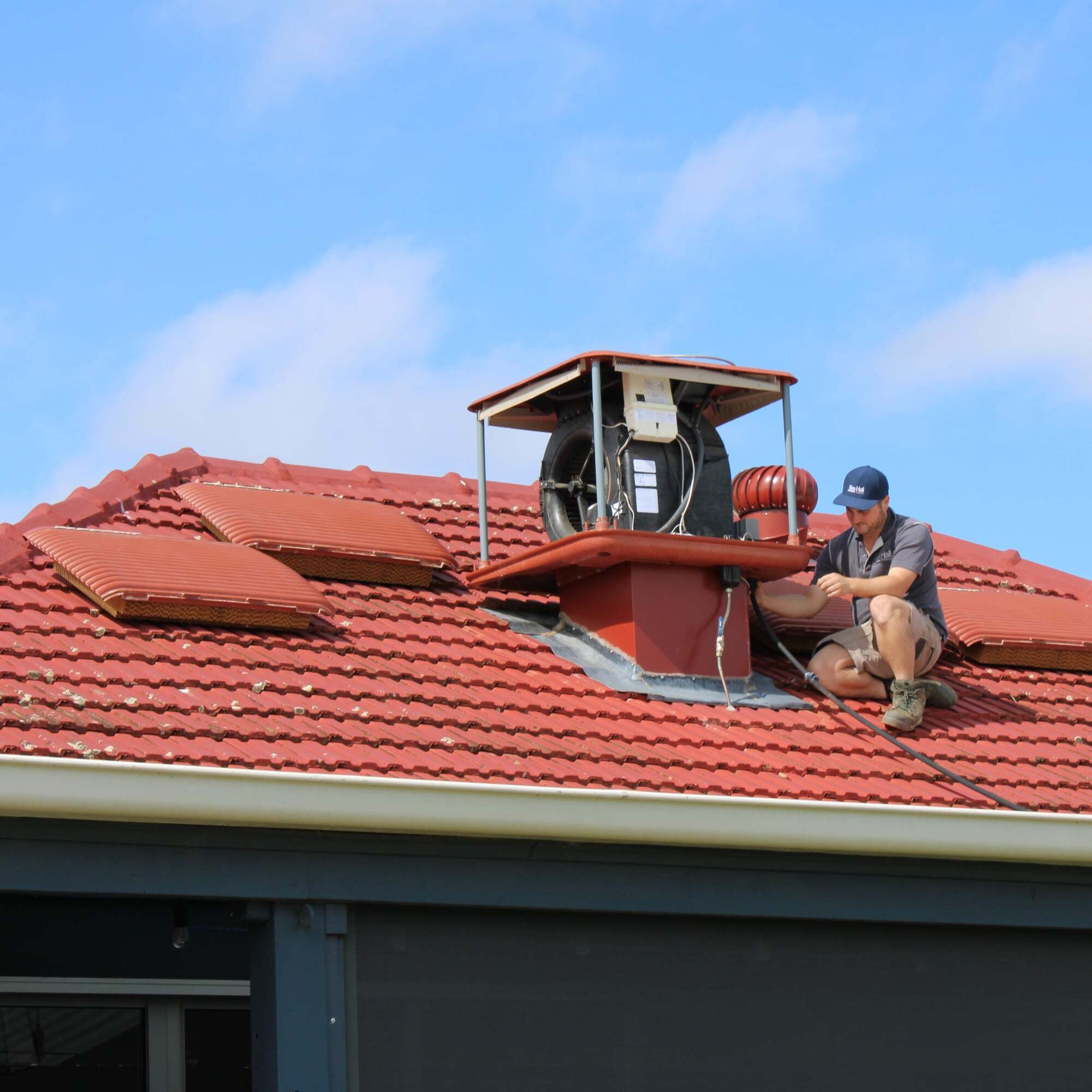 Ducted evaporative cooling installation