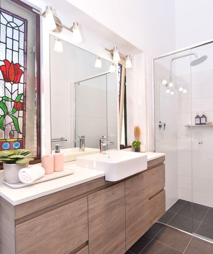 Shower Frame Vanity Toilet Image